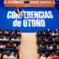 Conferenciante en el salón de actos de la ESI