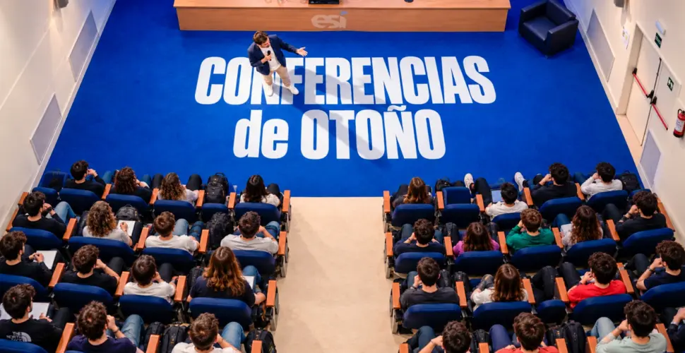 Conferenciante en el salón de actos de la ESI