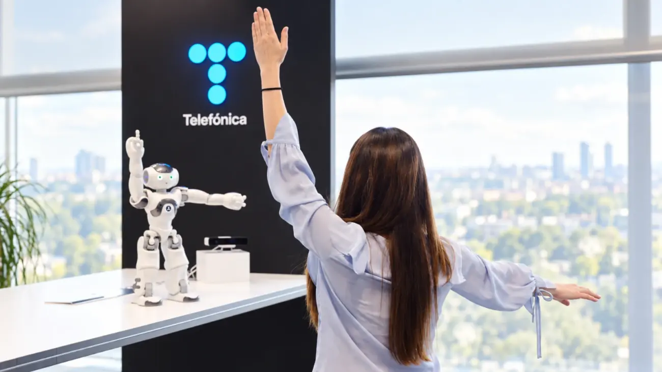 Mujer frente a robot y logo de telefónica