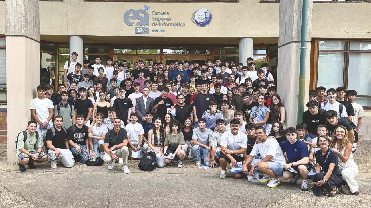 Foto de grupo con los estudiantes de primero 26-27