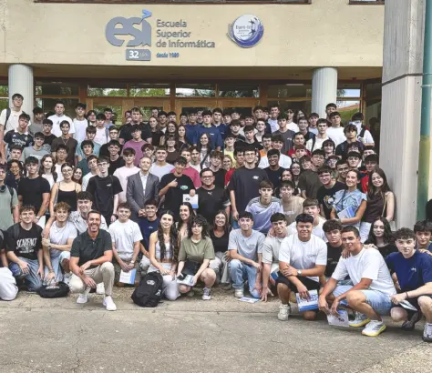 Foto de grupo con los estudiantes de primero 26-27