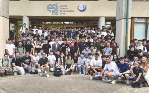 Foto de grupo con los estudiantes de primero 26-27