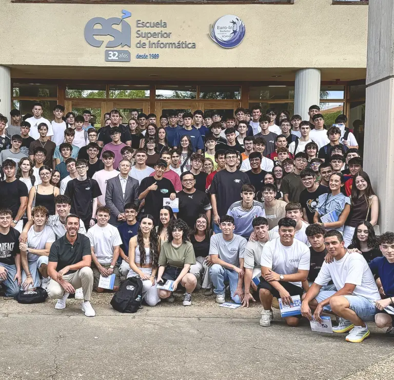 Foto de grupo con los estudiantes de primero 26-27