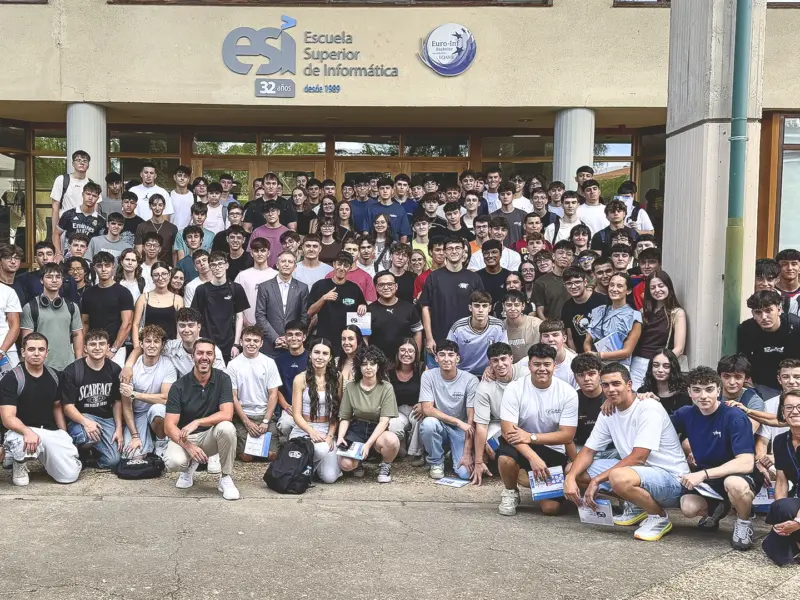 Foto de grupo con los estudiantes de primero 26-27
