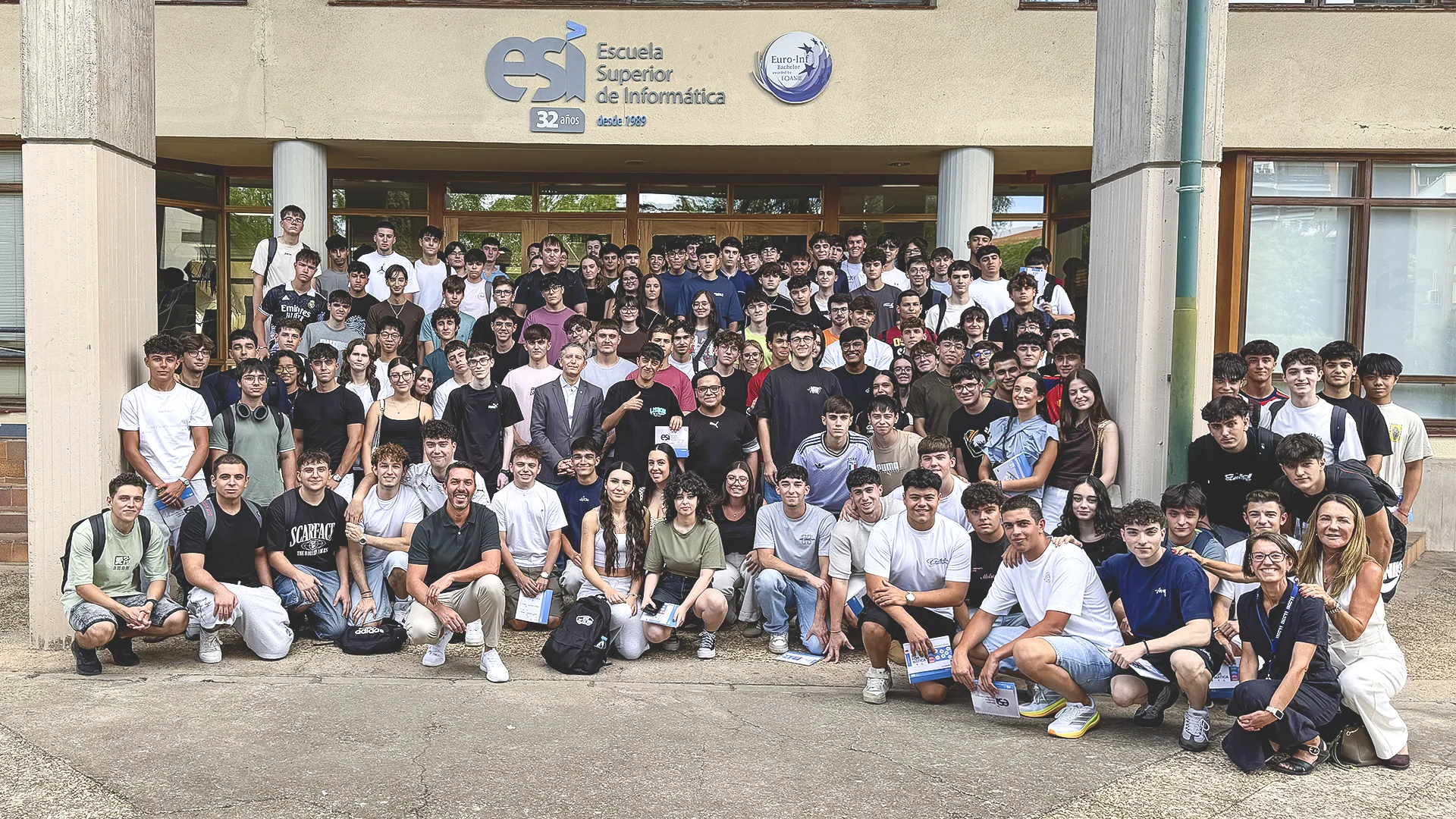 Foto de grupo con los estudiantes de primero 26-27