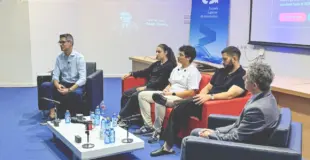 ingenieros de ursula y sbayt en el salón de actos