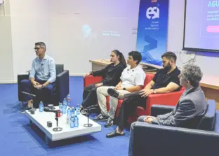 ingenieros de ursula y sbayt en el salón de actos
