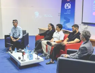 ingenieros de ursula y sbayt en el salón de actos