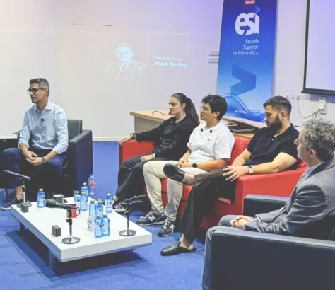 ingenieros de ursula y sbayt en el salón de actos