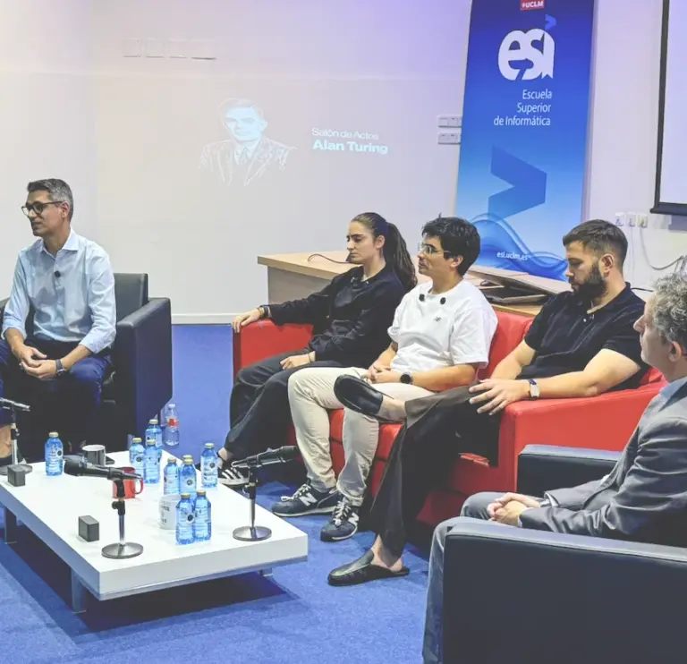 ingenieros de ursula y sbayt en el salón de actos