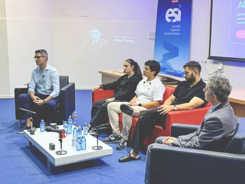 ingenieros de ursula y sbayt en el salón de actos
