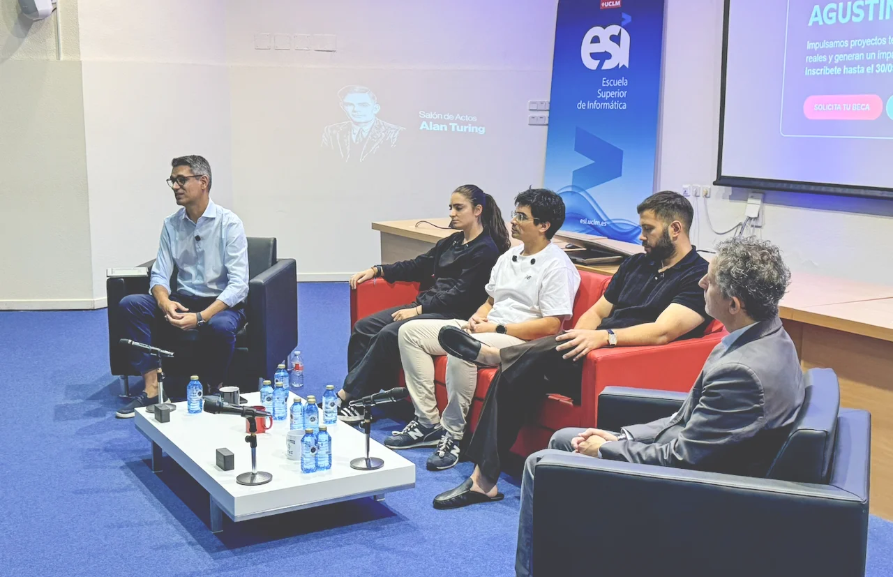 ingenieros de ursula y sbayt en el salón de actos