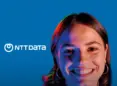 chica logo de ntt y fondo azul