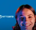 chica logo de ntt y fondo azul