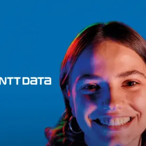 chica logo de ntt y fondo azul