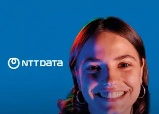 chica logo de ntt y fondo azul