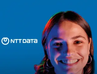 chica logo de ntt y fondo azul