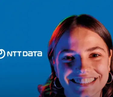 chica logo de ntt y fondo azul