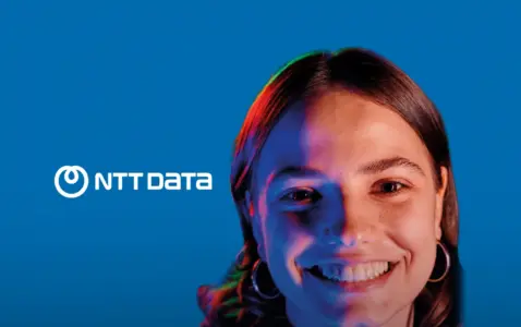 chica logo de ntt y fondo azul
