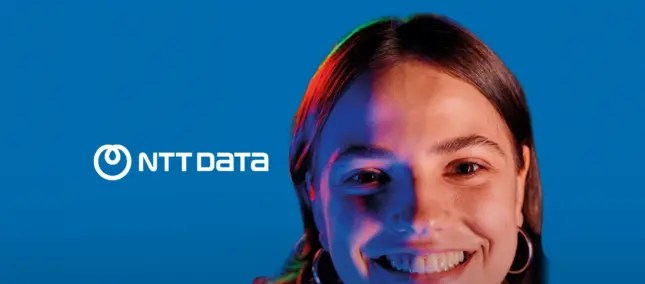 chica logo de ntt y fondo azul
