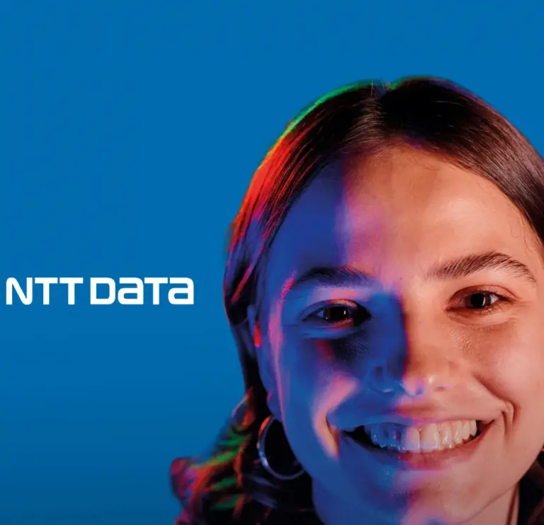 chica logo de ntt y fondo azul