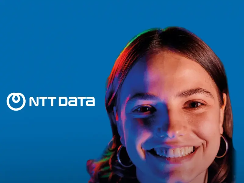 chica logo de ntt y fondo azul