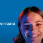 chica logo de ntt y fondo azul