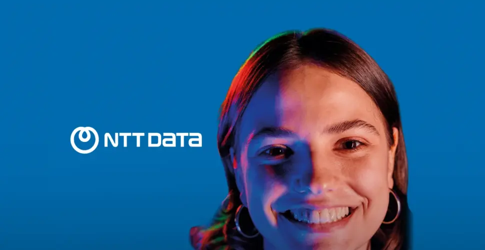 chica logo de ntt y fondo azul