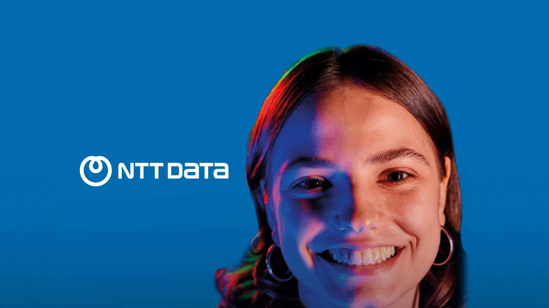 chica logo de ntt y fondo azul
