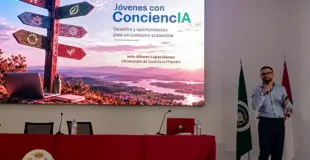 Julio Alberto López impartiendo la docencia