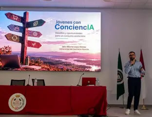 Julio Alberto López impartiendo la docencia