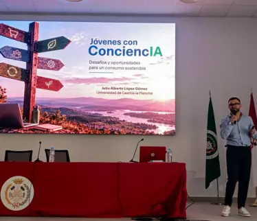 Julio Alberto López impartiendo la docencia