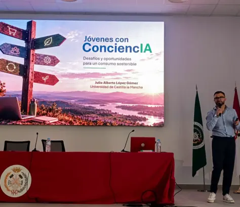 Julio Alberto López impartiendo la docencia