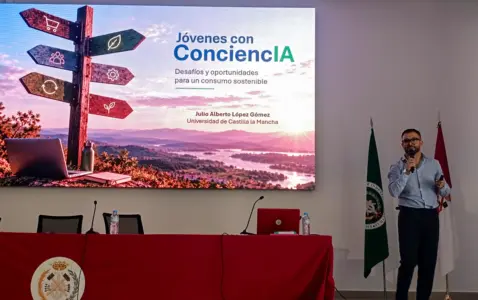Julio Alberto López impartiendo la docencia