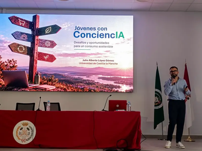Julio Alberto López impartiendo la docencia