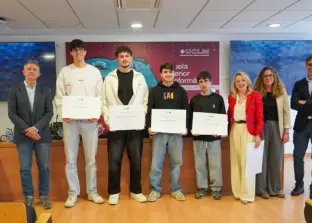 Estudiantes y profesores de la ESI junto con representantes de la asociación IKER