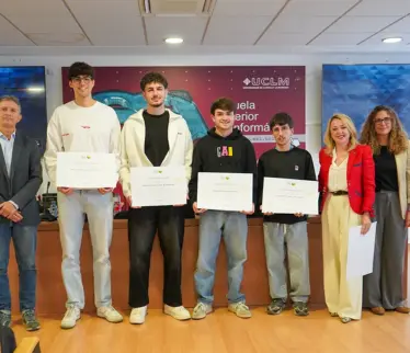 Estudiantes y profesores de la ESI junto con representantes de la asociación IKER