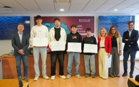 Estudiantes y profesores de la ESI junto con representantes de la asociación IKER