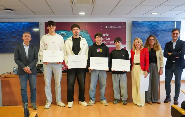 Estudiantes y profesores de la ESI junto con representantes de la asociación IKER