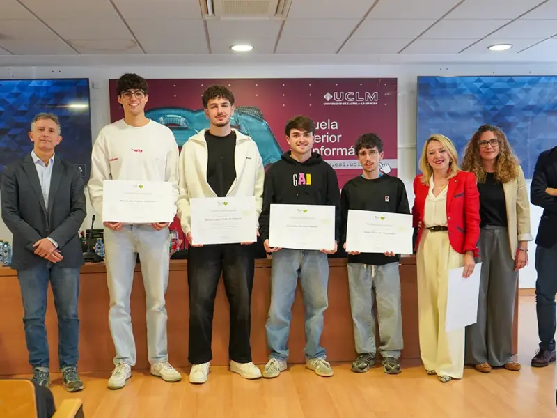 Estudiantes y profesores de la ESI junto con representantes de la asociación IKER
