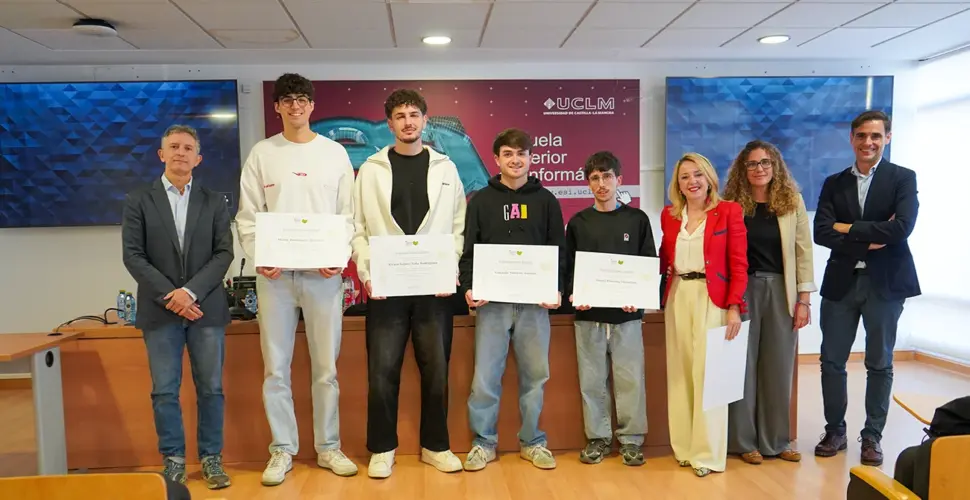 Estudiantes y profesores de la ESI junto con representantes de la asociación IKER