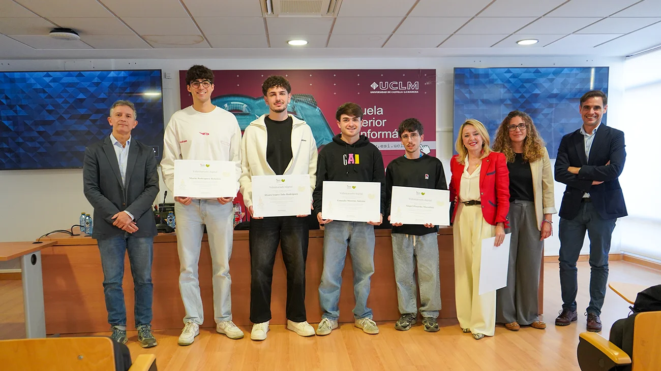 Estudiantes y profesores de la ESI junto con representantes de la asociación IKER