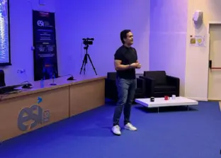 Carlos González en el salón de actos de la ESI