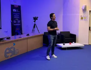 Carlos González en el salón de actos de la ESI