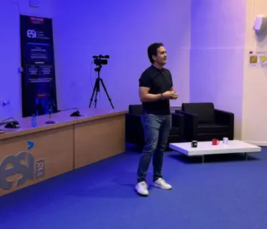 Carlos González en el salón de actos de la ESI