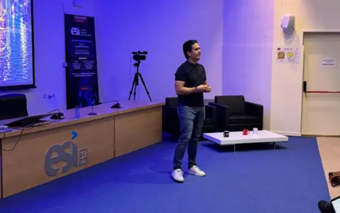 Carlos González en el salón de actos de la ESI