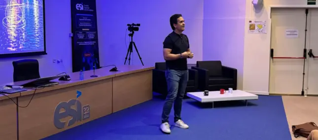 Carlos González en el salón de actos de la ESI
