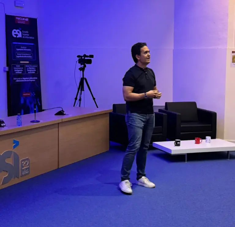 Carlos González en el salón de actos de la ESI