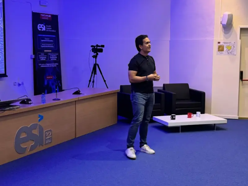 Carlos González en el salón de actos de la ESI