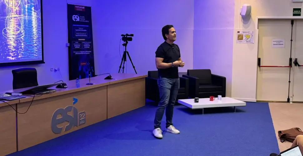 Carlos González en el salón de actos de la ESI